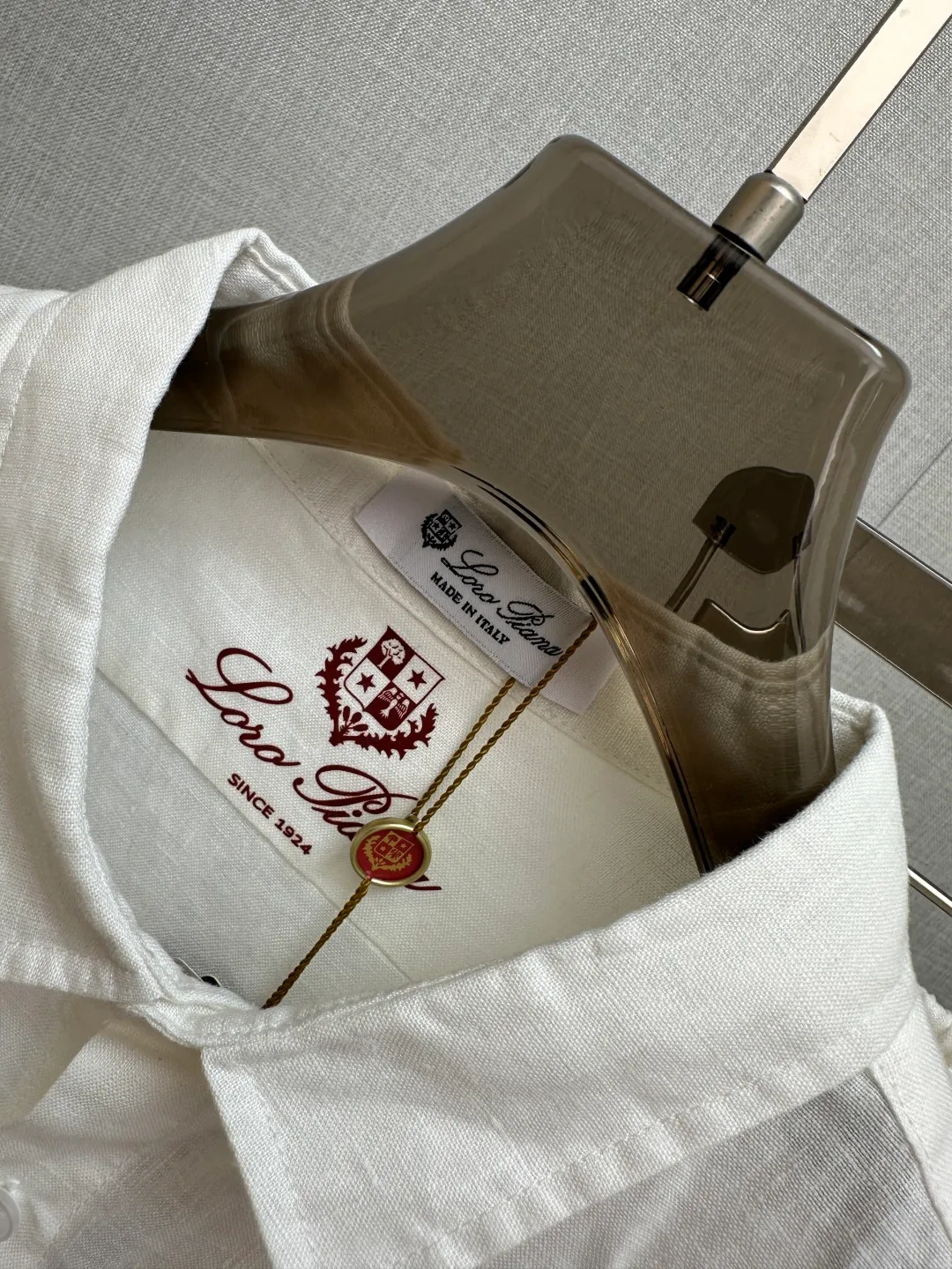 P tops, shorts Order LORO PI*NA 2026 Spring and Summer SS Italian old money resort style Quiet and luxurious light linen long sleeves Short sleeve lining Suit Series Customized natural linen material Spring and summer fresh Breathable skin-friendly Comfortable and stylish Natural and elegant men Versatile single product Simple and elegant Atmosphere Lazy and relaxed ​ Main color: hemp White Black Mixed colors: sky blue + hemp color Fruit green + hemp color Light Green+Black Sizes：M-L-XL-XXL-3XL (48-50-52-54-56) ​ ​
